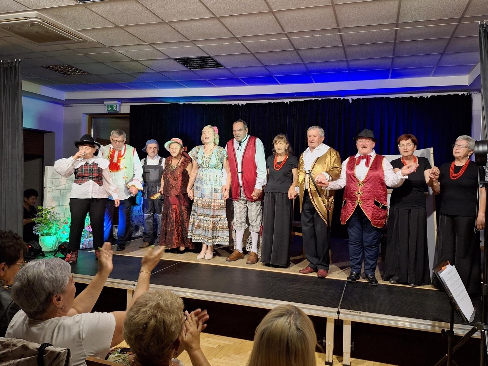 Zdjęcie w galerii na portalu naszwodzislaw.com: Fredro po śląsku i z humorem. Premiera teatru Kredens w Połomi [FOTO] wiadomości z regionu