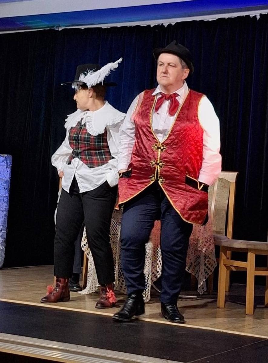 Zdjęcie w galerii na portalu naszwodzislaw.com: Fredro po śląsku i z humorem. Premiera teatru Kredens w Połomi [FOTO] wiadomości z regionu