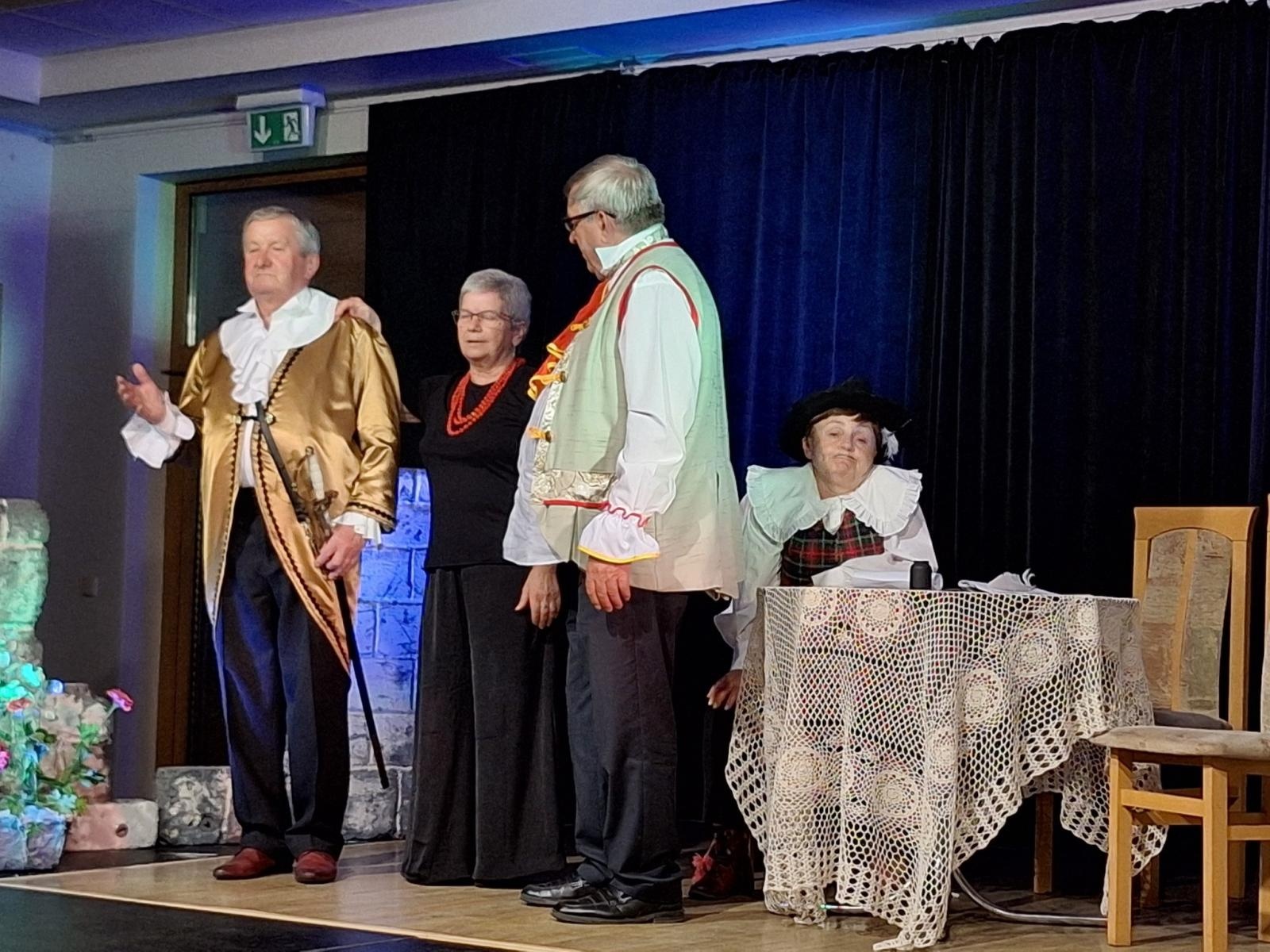 Zdjęcie w galerii na portalu naszwodzislaw.com: Fredro po śląsku i z humorem. Premiera teatru Kredens w Połomi [FOTO] wiadomości z regionu