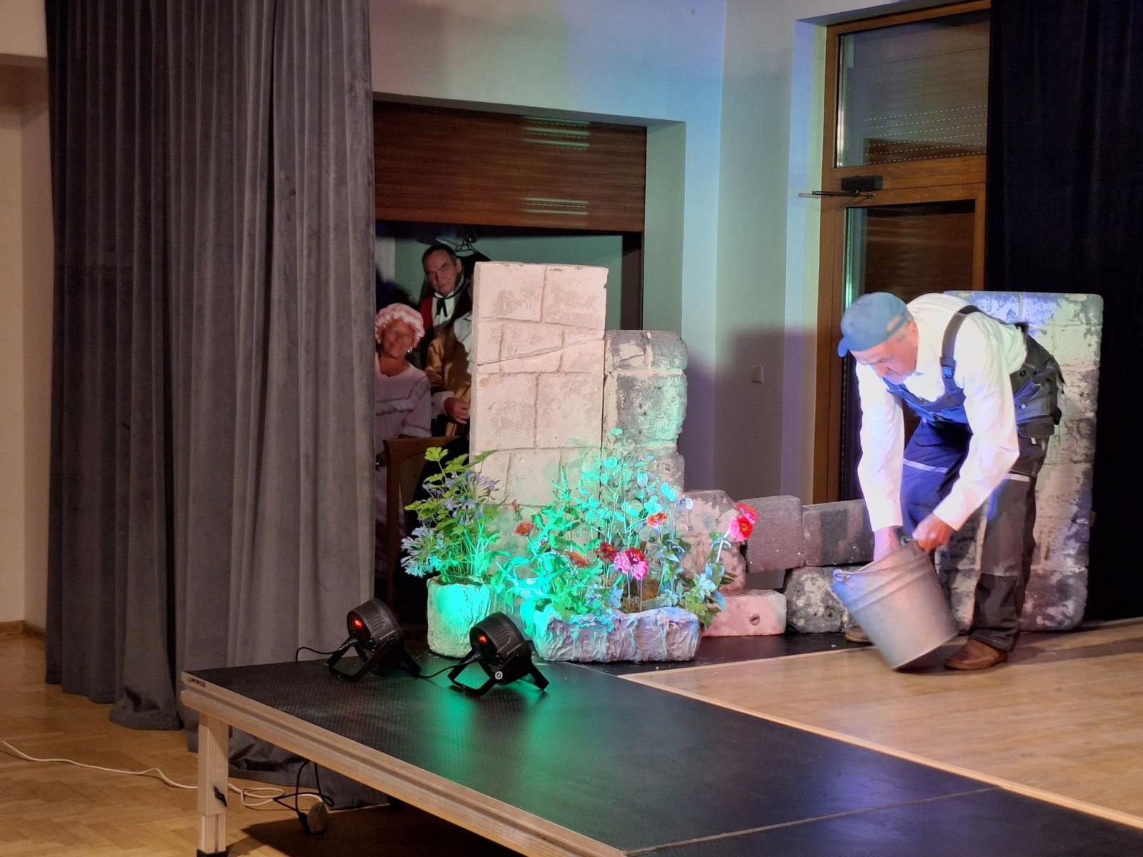 Zdjęcie w galerii na portalu naszwodzislaw.com: Fredro po śląsku i z humorem. Premiera teatru Kredens w Połomi [FOTO] wiadomości z regionu