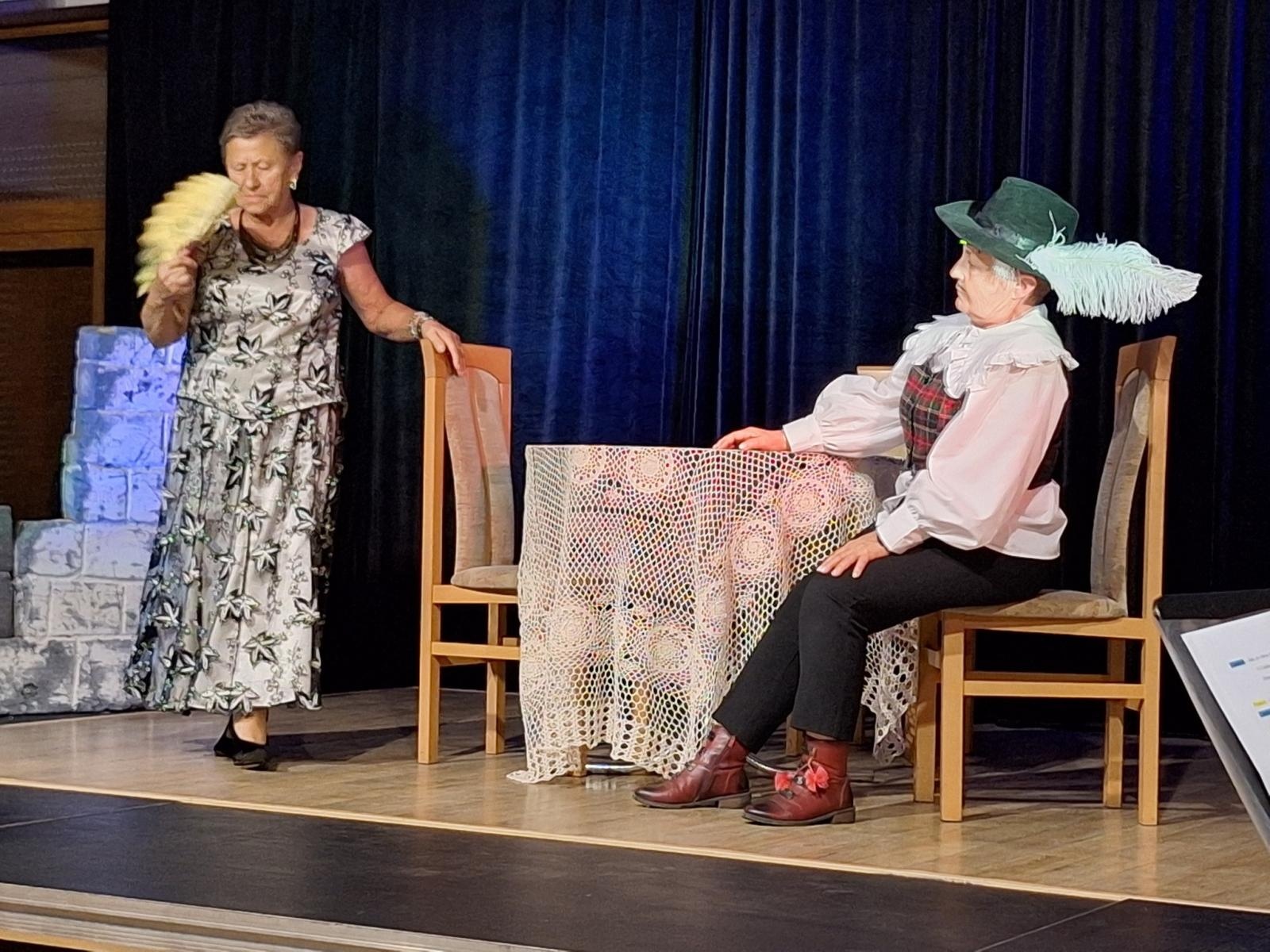 Zdjęcie w galerii na portalu naszwodzislaw.com: Fredro po śląsku i z humorem. Premiera teatru Kredens w Połomi [FOTO] wiadomości z regionu