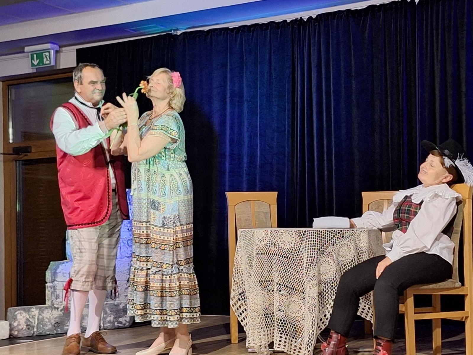 Zdjęcie w galerii na portalu naszwodzislaw.com: Fredro po śląsku i z humorem. Premiera teatru Kredens w Połomi [FOTO] wiadomości z regionu