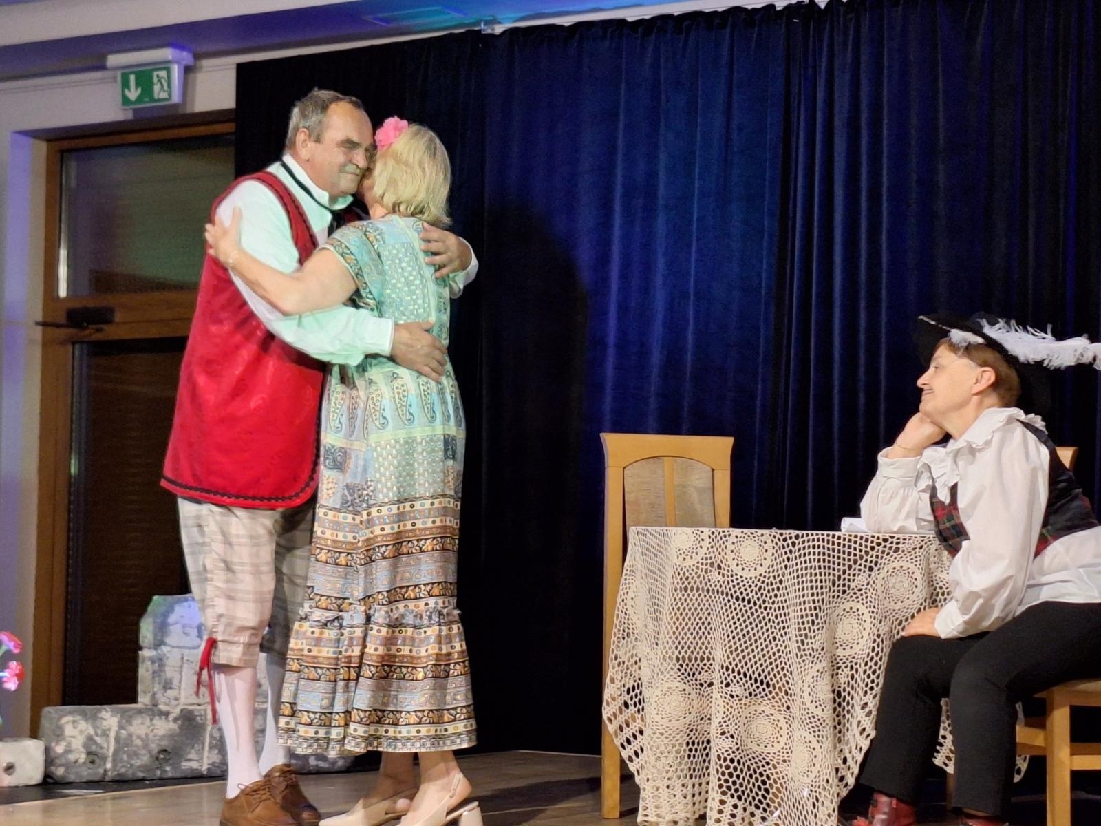 Zdjęcie w galerii na portalu naszwodzislaw.com: Fredro po śląsku i z humorem. Premiera teatru Kredens w Połomi [FOTO] wiadomości z regionu