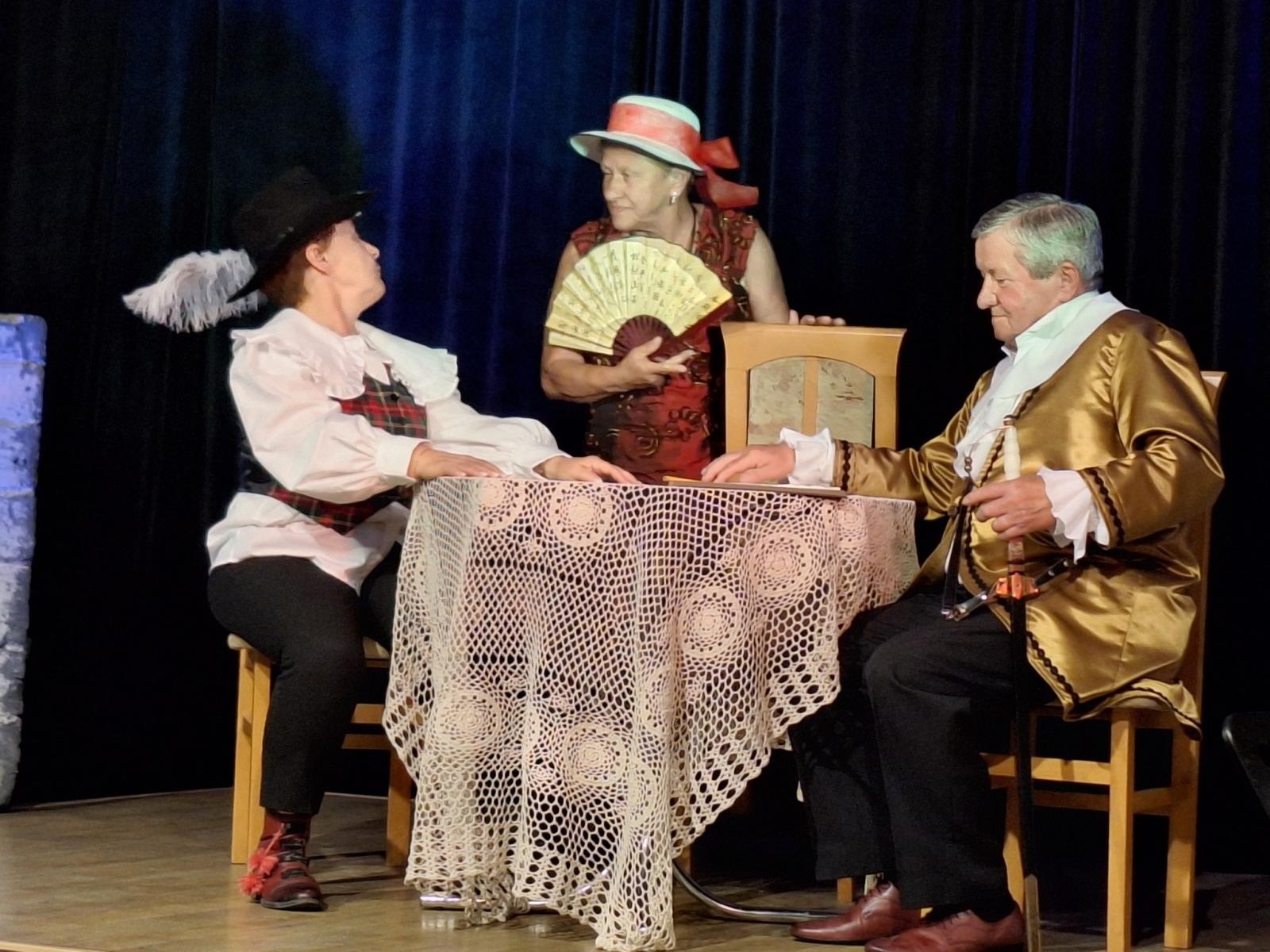 Zdjęcie w galerii na portalu naszwodzislaw.com: Fredro po śląsku i z humorem. Premiera teatru Kredens w Połomi [FOTO] wiadomości z regionu