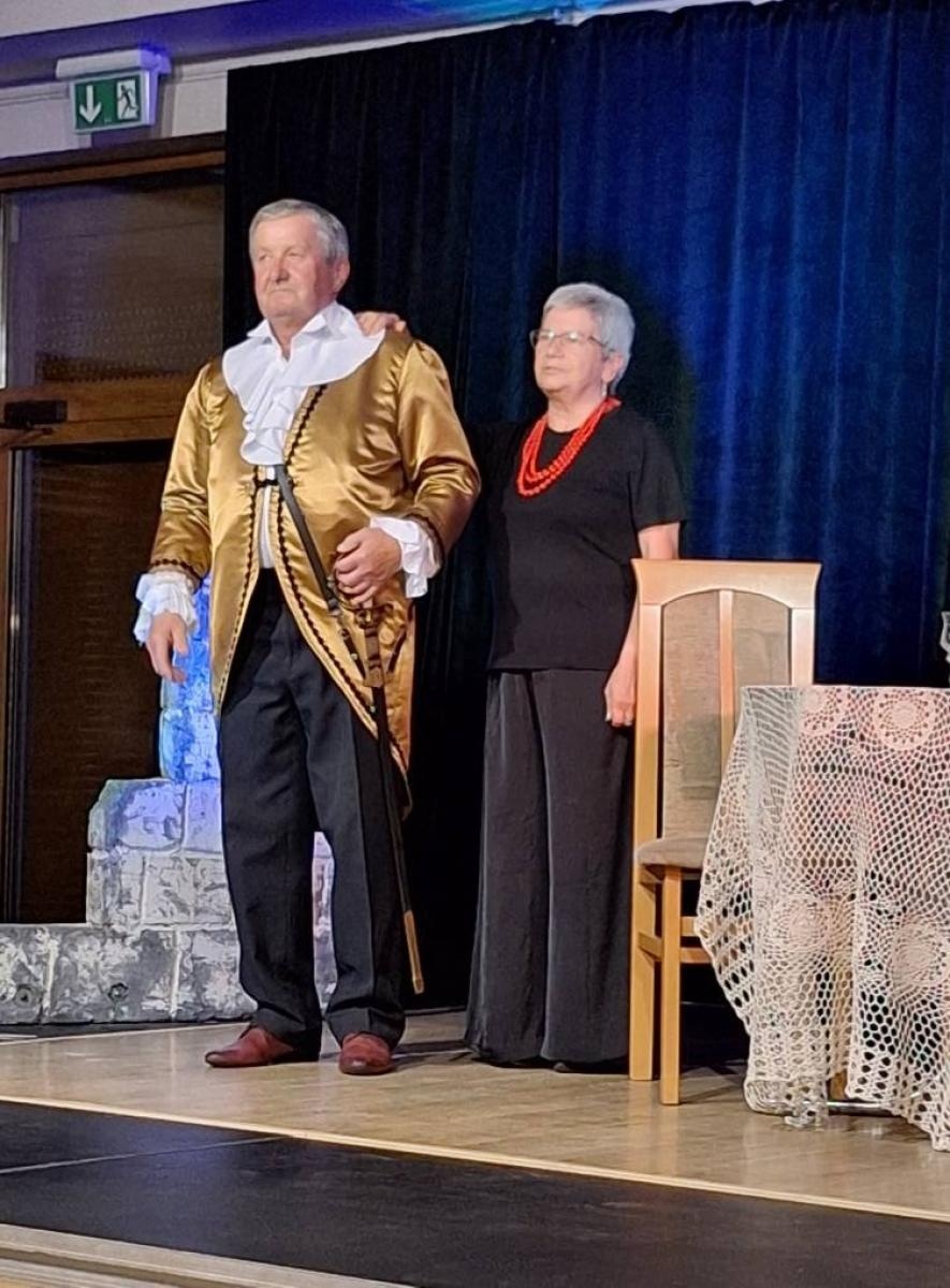 Zdjęcie w galerii na portalu naszwodzislaw.com: Fredro po śląsku i z humorem. Premiera teatru Kredens w Połomi [FOTO] wiadomości z regionu