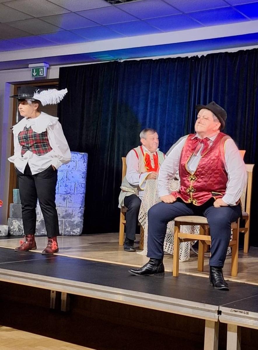 Zdjęcie w galerii na portalu naszwodzislaw.com: Fredro po śląsku i z humorem. Premiera teatru Kredens w Połomi [FOTO] wiadomości z regionu