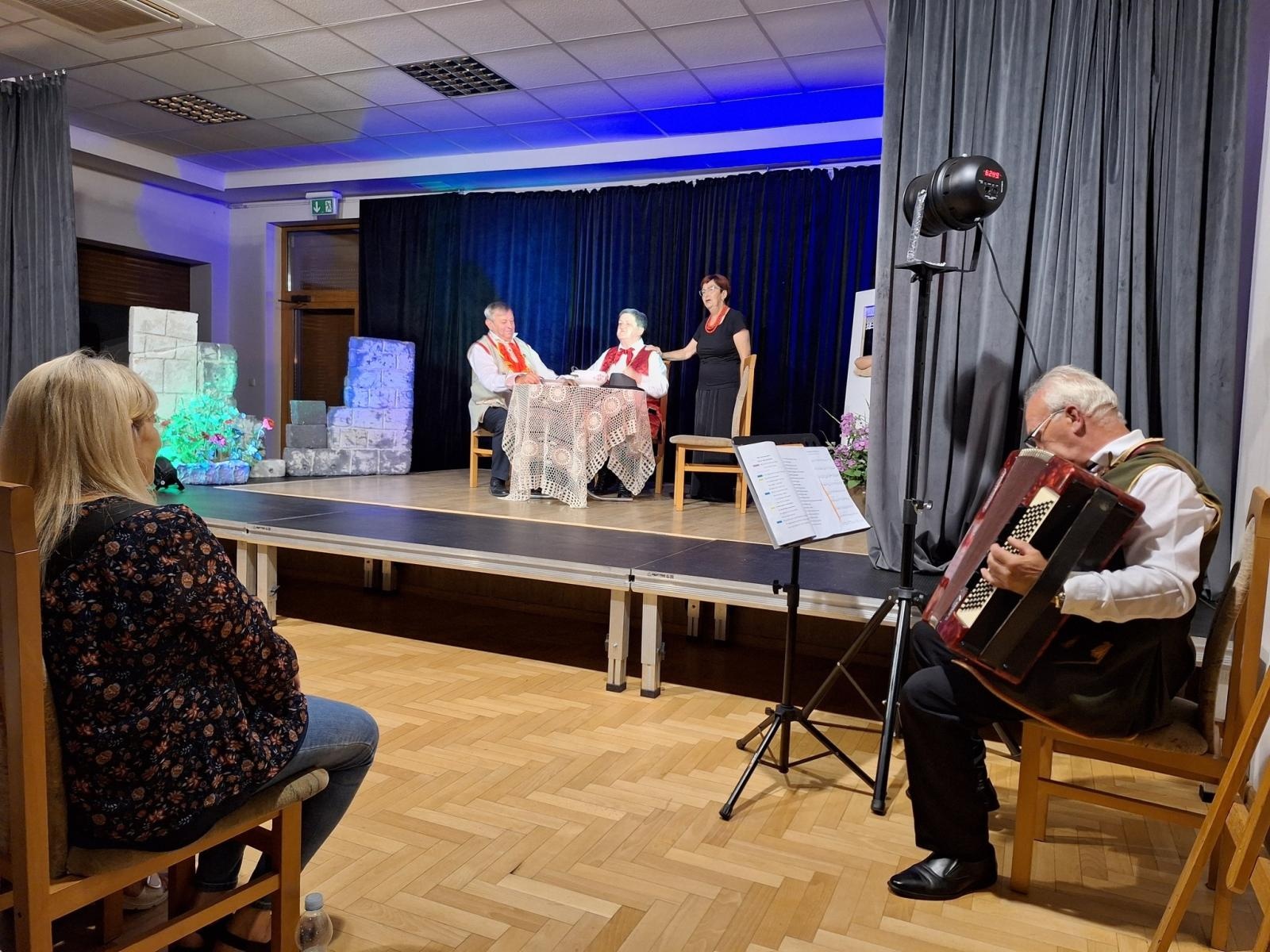 Zdjęcie w galerii na portalu naszwodzislaw.com: Fredro po śląsku i z humorem. Premiera teatru Kredens w Połomi [FOTO] wiadomości z regionu