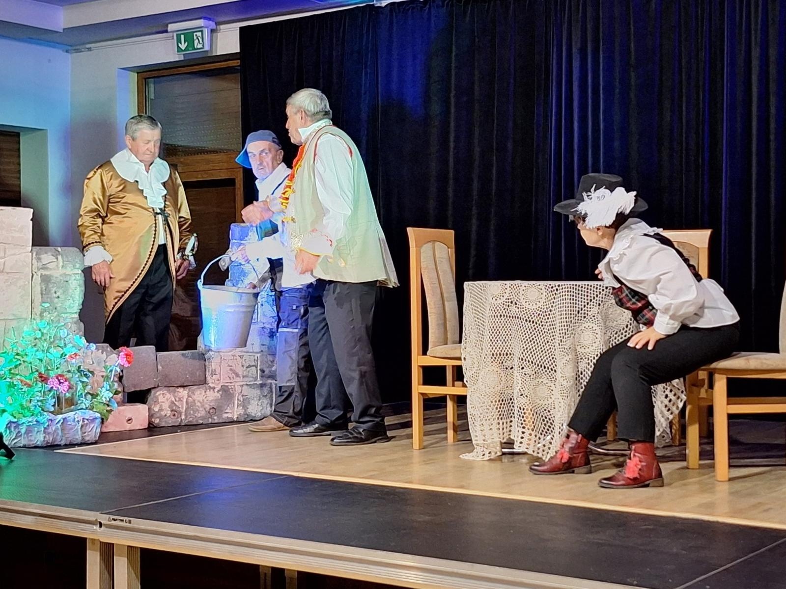 Zdjęcie w galerii na portalu naszwodzislaw.com: Fredro po śląsku i z humorem. Premiera teatru Kredens w Połomi [FOTO] wiadomości z regionu