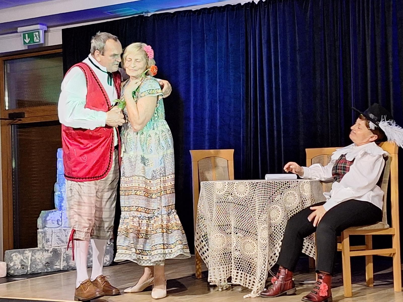 Zdjęcie w galerii na portalu naszwodzislaw.com: Fredro po śląsku i z humorem. Premiera teatru Kredens w Połomi [FOTO] wiadomości z regionu