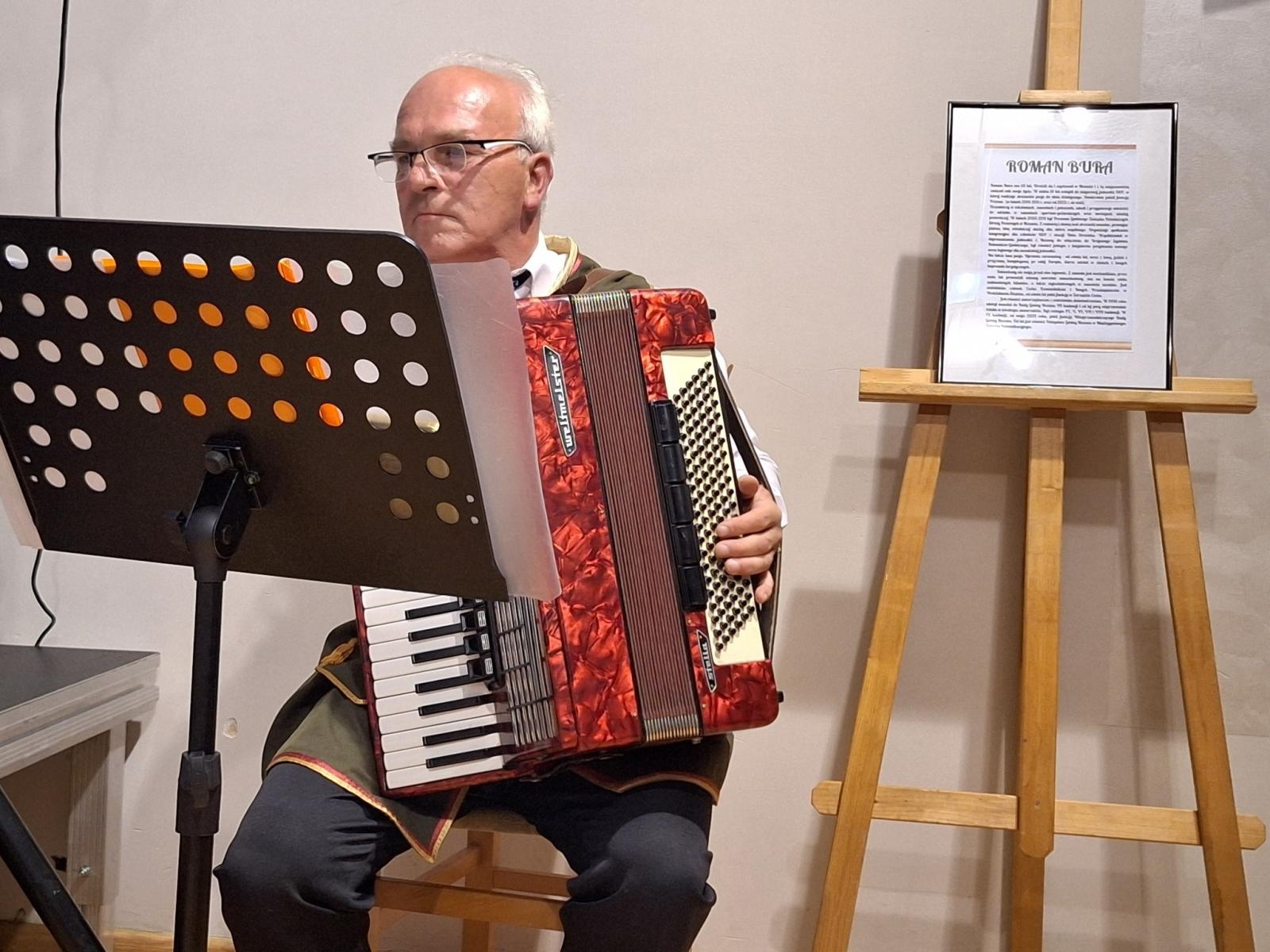 Zdjęcie w galerii na portalu naszwodzislaw.com: Fredro po śląsku i z humorem. Premiera teatru Kredens w Połomi [FOTO] wiadomości z regionu