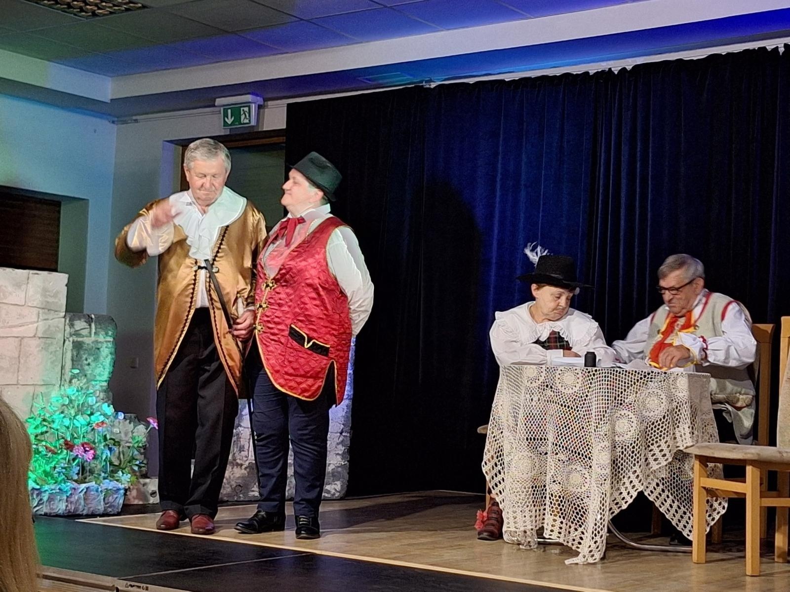 Zdjęcie w galerii na portalu naszwodzislaw.com: Fredro po śląsku i z humorem. Premiera teatru Kredens w Połomi [FOTO] wiadomości z regionu