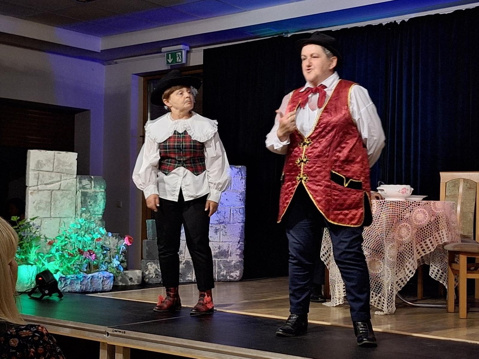 Zdjęcie w galerii na portalu naszwodzislaw.com: Fredro po śląsku i z humorem. Premiera teatru Kredens w Połomi [FOTO] wiadomości z regionu