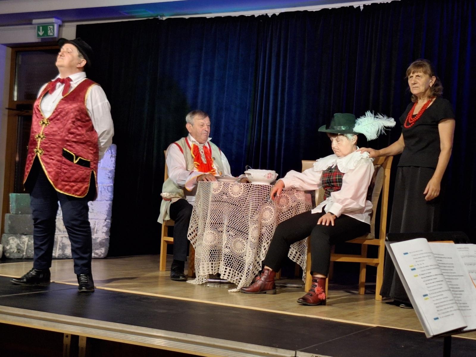 Zdjęcie w galerii na portalu naszwodzislaw.com: Fredro po śląsku i z humorem. Premiera teatru Kredens w Połomi [FOTO] wiadomości z regionu