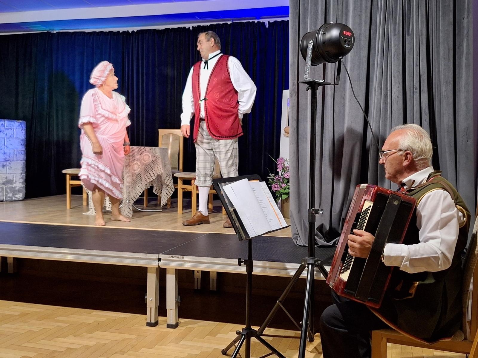 Zdjęcie w galerii na portalu naszwodzislaw.com: Fredro po śląsku i z humorem. Premiera teatru Kredens w Połomi [FOTO] wiadomości z regionu