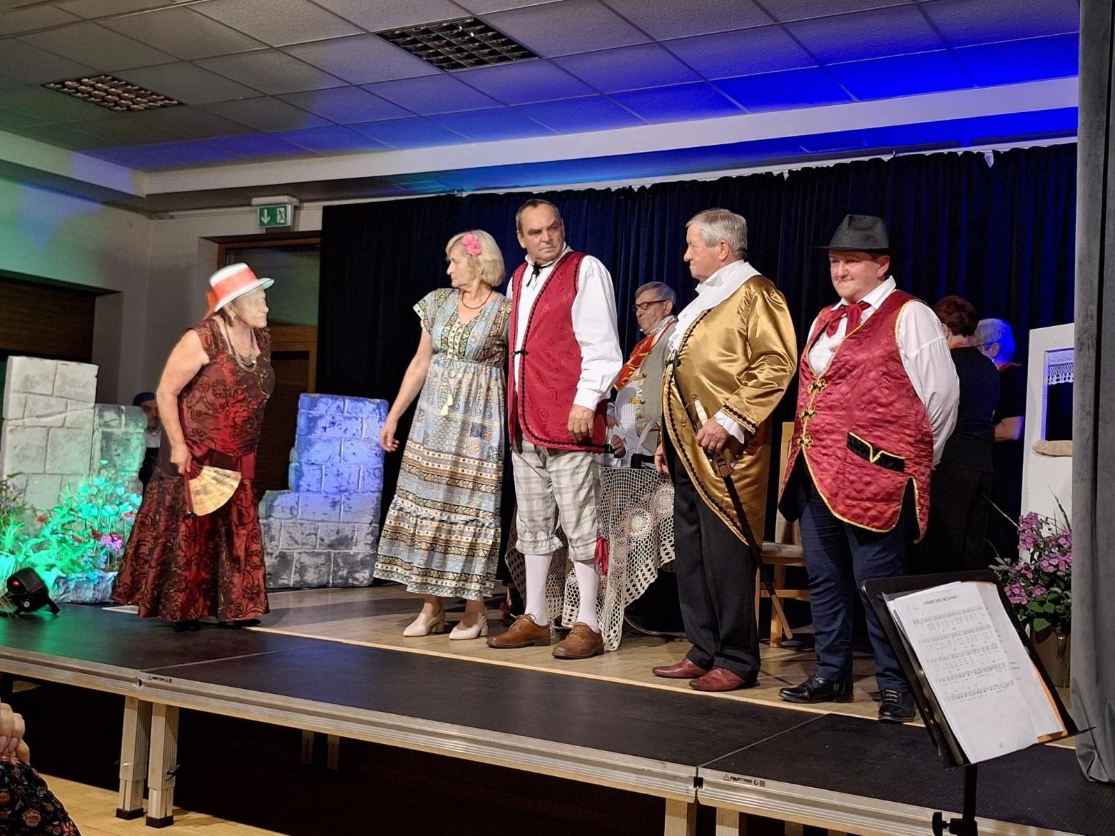 Zdjęcie w galerii na portalu naszwodzislaw.com: Fredro po śląsku i z humorem. Premiera teatru Kredens w Połomi [FOTO] wiadomości z regionu