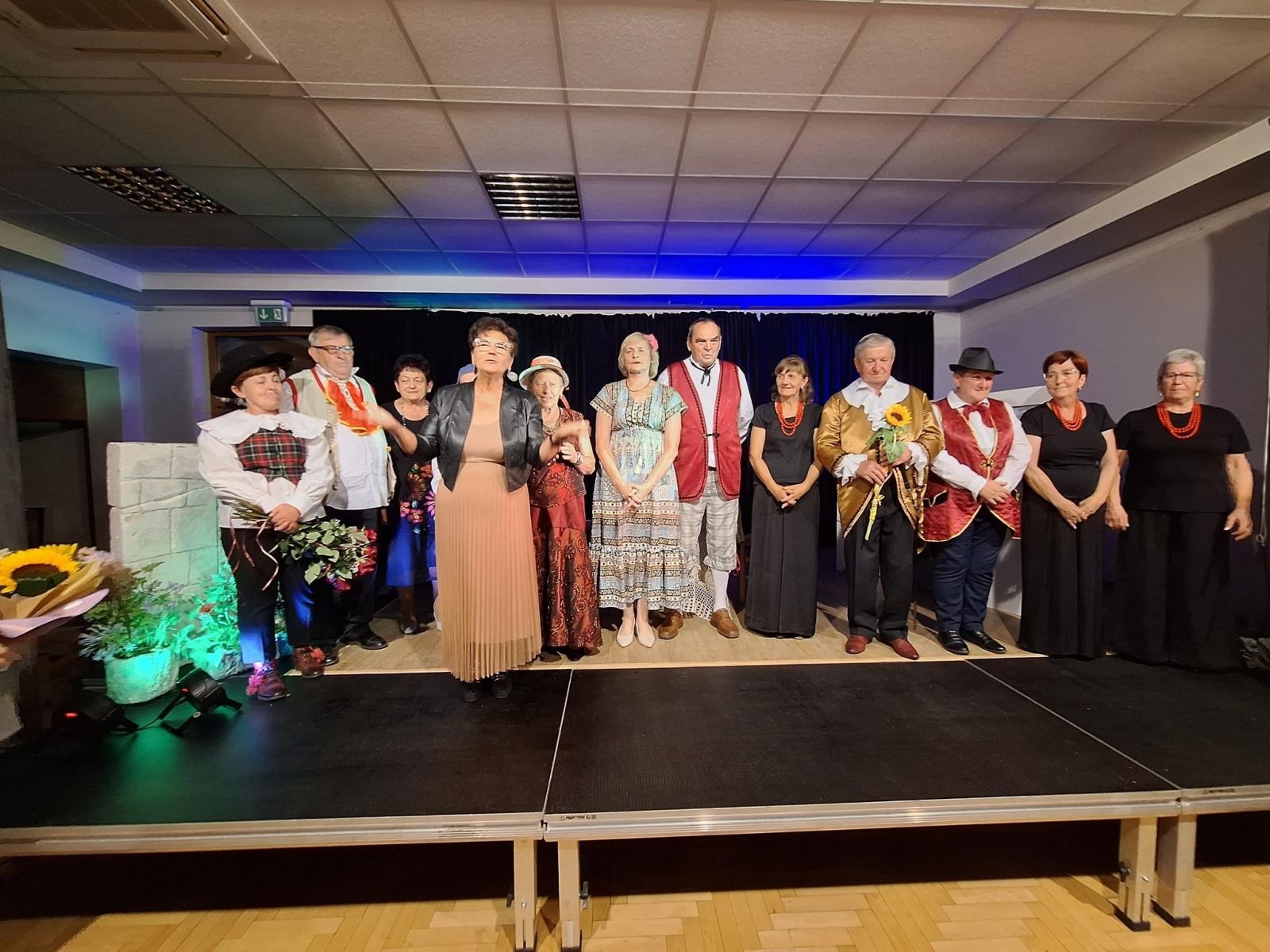 Zdjęcie w galerii na portalu naszwodzislaw.com: Fredro po śląsku i z humorem. Premiera teatru Kredens w Połomi [FOTO] wiadomości z regionu