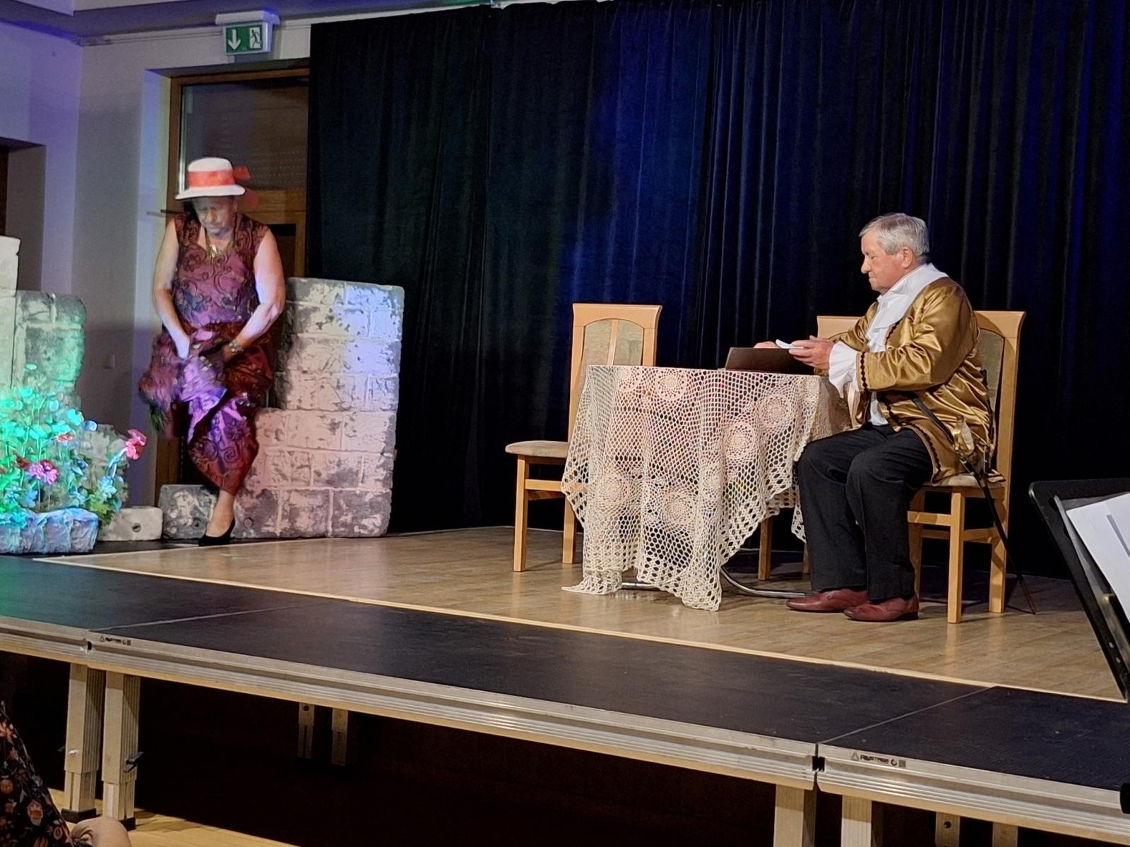 Zdjęcie w galerii na portalu naszwodzislaw.com: Fredro po śląsku i z humorem. Premiera teatru Kredens w Połomi [FOTO] wiadomości z regionu