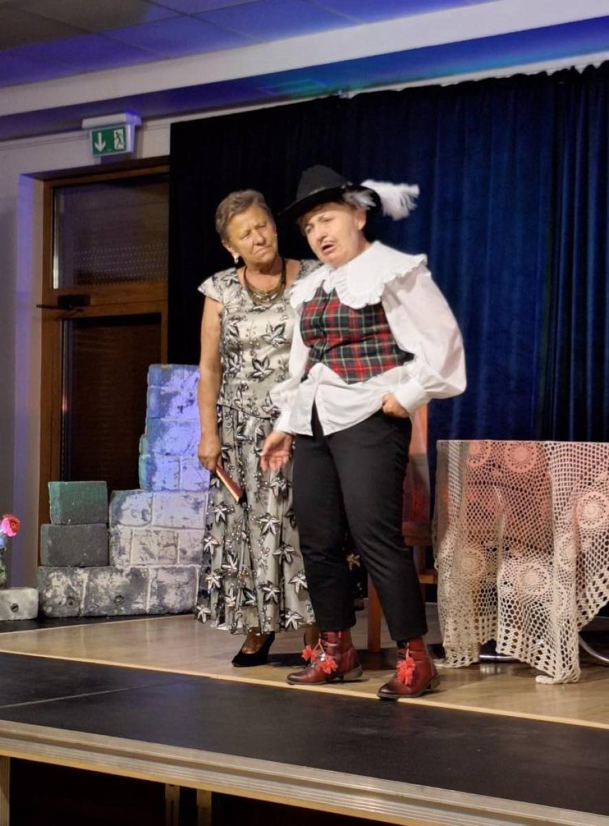 Zdjęcie w galerii na portalu naszwodzislaw.com: Fredro po śląsku i z humorem. Premiera teatru Kredens w Połomi [FOTO] wiadomości z regionu