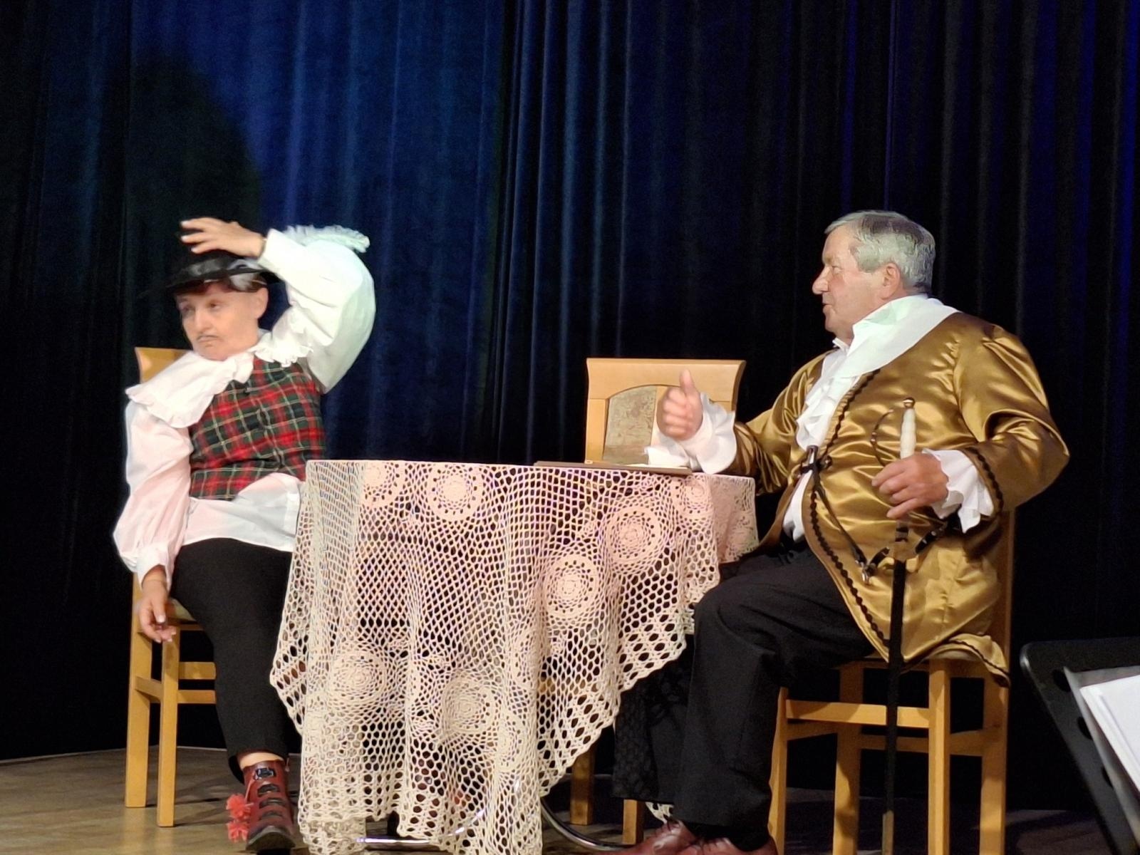 Zdjęcie w galerii na portalu naszwodzislaw.com: Fredro po śląsku i z humorem. Premiera teatru Kredens w Połomi [FOTO] wiadomości z regionu