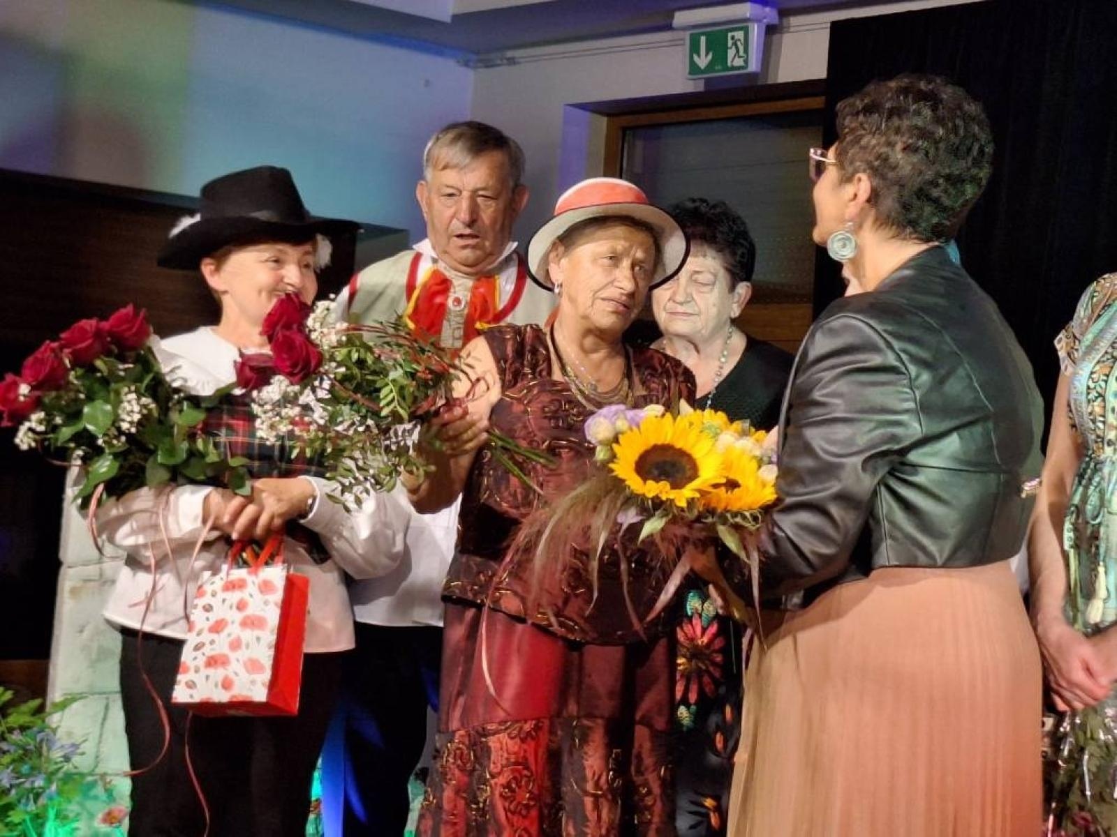 Zdjęcie w galerii na portalu naszwodzislaw.com: Fredro po śląsku i z humorem. Premiera teatru Kredens w Połomi [FOTO] wiadomości z regionu