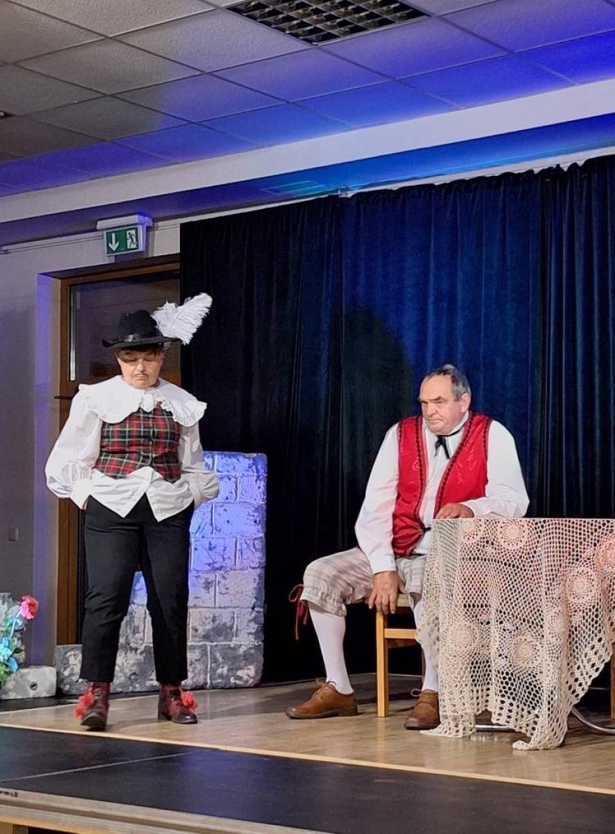 Zdjęcie w galerii na portalu naszwodzislaw.com: Fredro po śląsku i z humorem. Premiera teatru Kredens w Połomi [FOTO] wiadomości z regionu