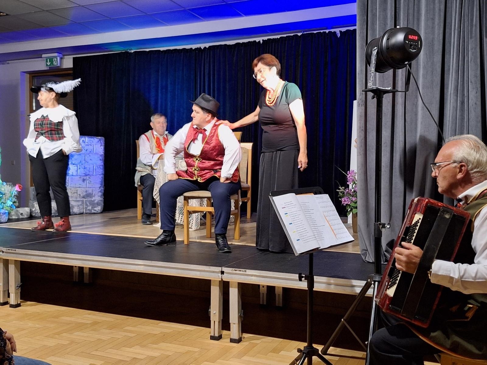 Zdjęcie w galerii na portalu naszwodzislaw.com: Fredro po śląsku i z humorem. Premiera teatru Kredens w Połomi [FOTO] wiadomości z regionu