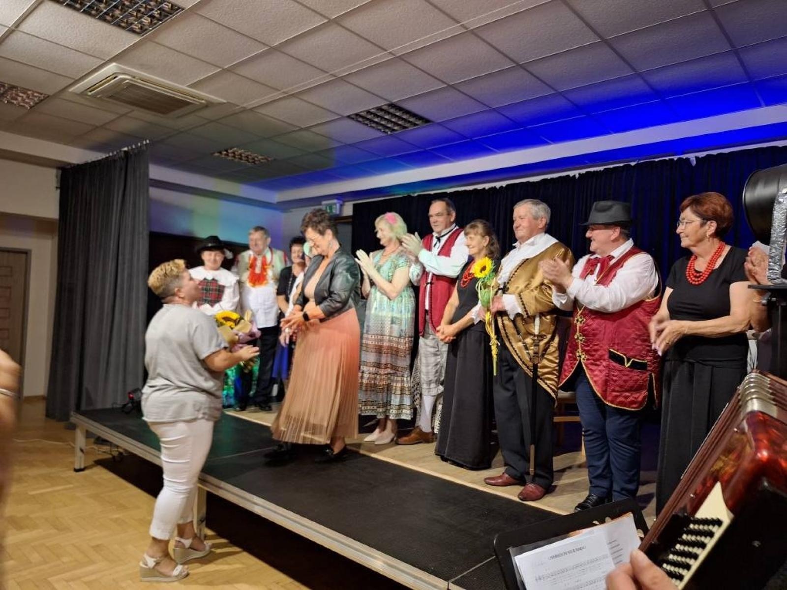 Zdjęcie w galerii na portalu naszwodzislaw.com: Fredro po śląsku i z humorem. Premiera teatru Kredens w Połomi [FOTO] wiadomości z regionu