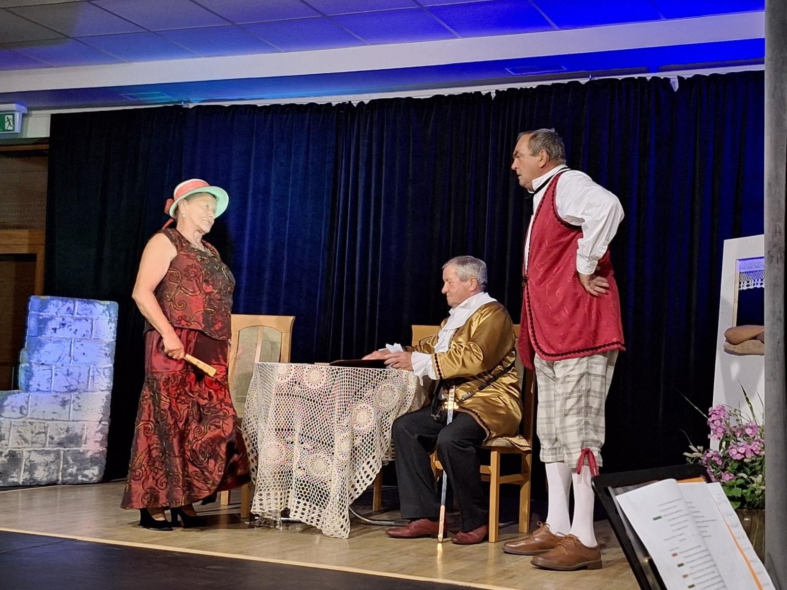 Zdjęcie w galerii na portalu naszwodzislaw.com: Fredro po śląsku i z humorem. Premiera teatru Kredens w Połomi [FOTO] wiadomości z regionu