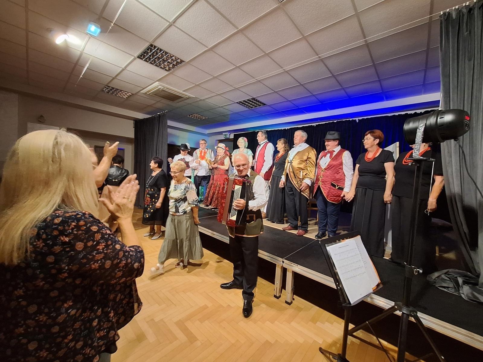 Zdjęcie w galerii na portalu naszwodzislaw.com: Fredro po śląsku i z humorem. Premiera teatru Kredens w Połomi [FOTO] wiadomości z regionu