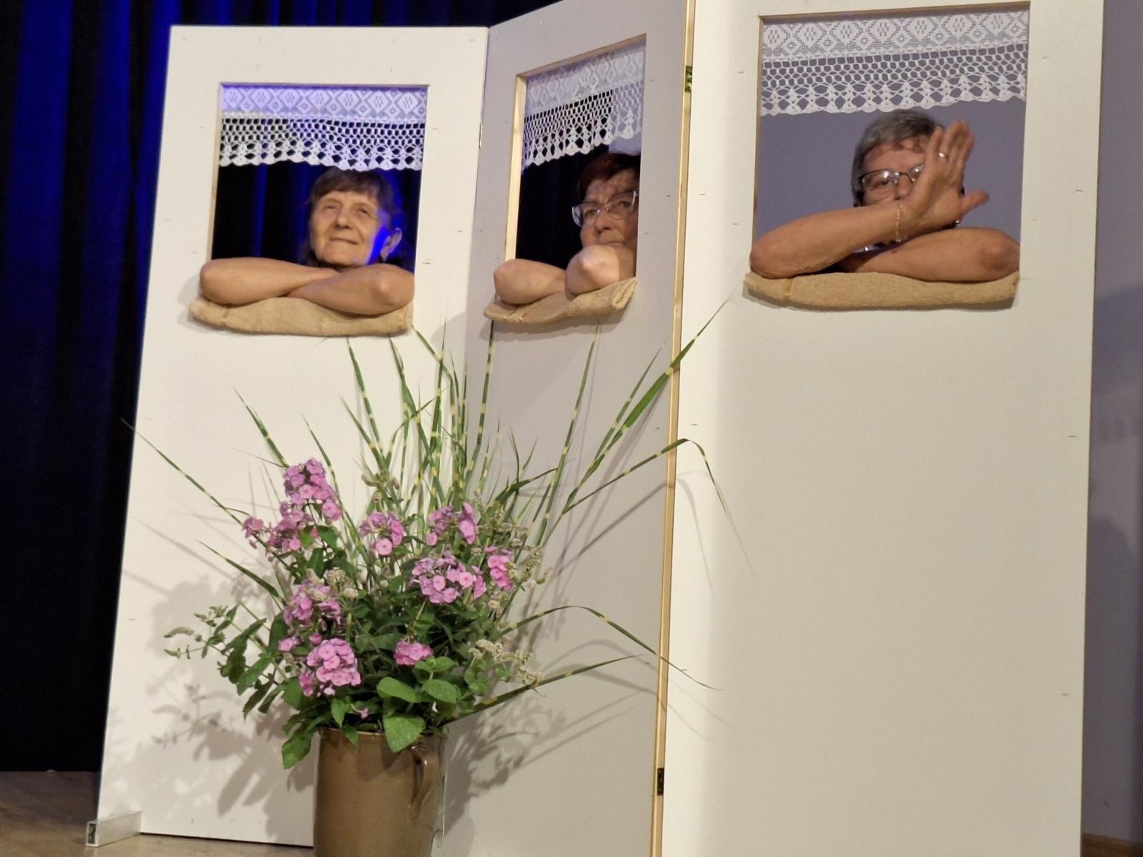 Zdjęcie w galerii na portalu naszwodzislaw.com: Fredro po śląsku i z humorem. Premiera teatru Kredens w Połomi [FOTO] wiadomości z regionu