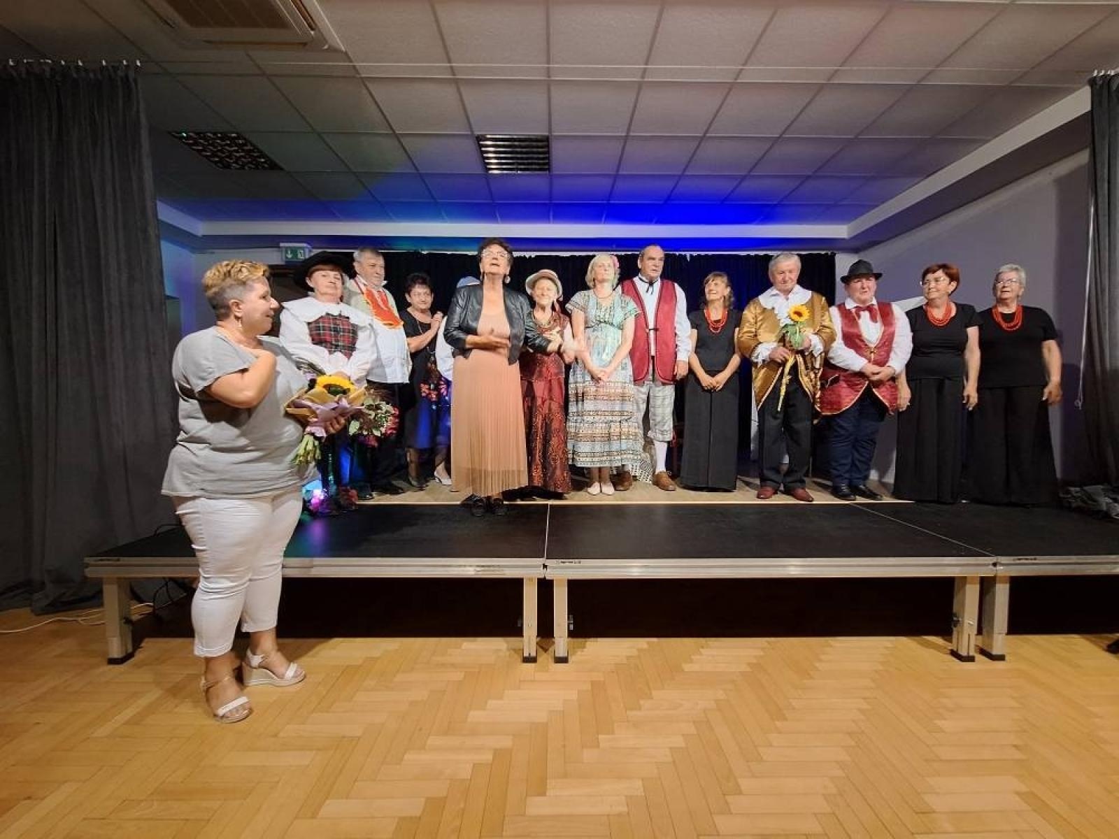 Zdjęcie w galerii na portalu naszwodzislaw.com: Fredro po śląsku i z humorem. Premiera teatru Kredens w Połomi [FOTO] wiadomości z regionu