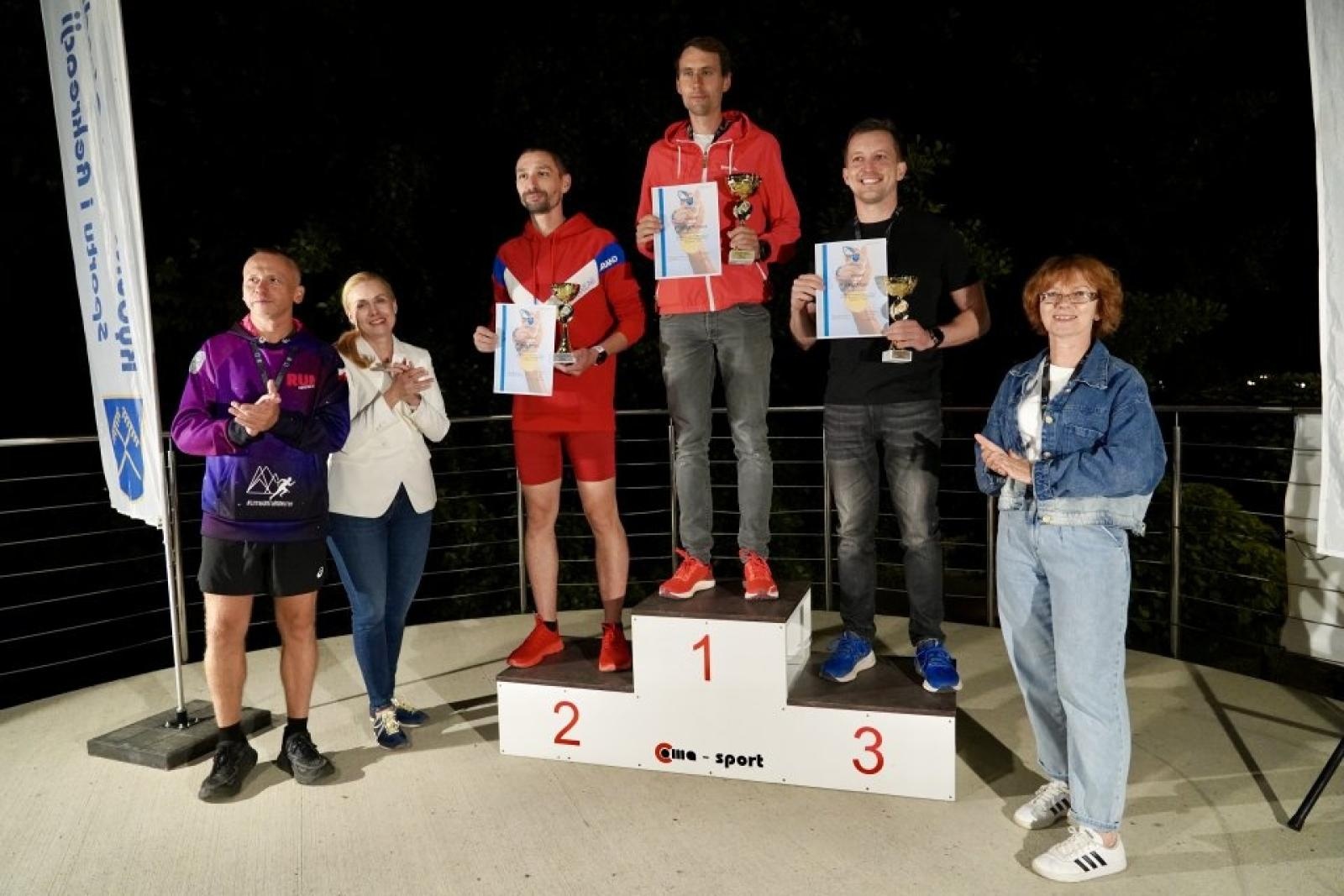 Zdjęcie w galerii na portalu naszwodzislaw.com: Noc pełna sportowych emocji. XXXII Ogólnopolski Bieg Uliczny w Rydułtowach przeszedł do historii [FOTO] wiadomości z regionu