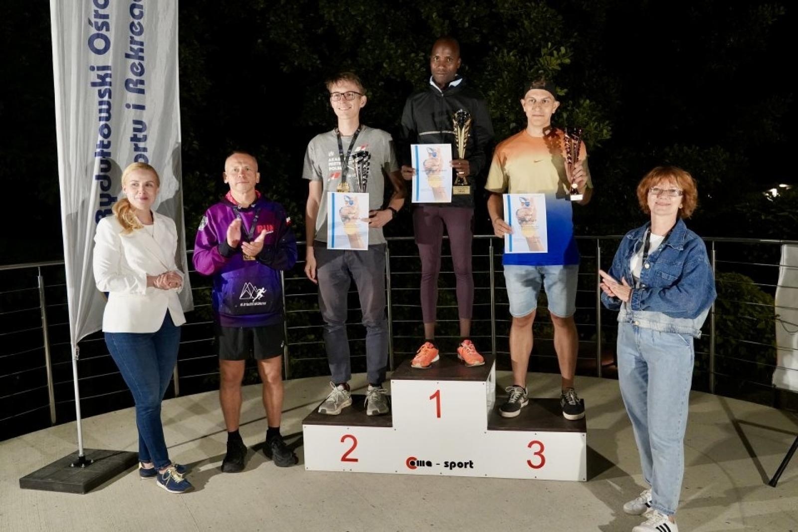 Zdjęcie w galerii na portalu naszwodzislaw.com: Noc pełna sportowych emocji. XXXII Ogólnopolski Bieg Uliczny w Rydułtowach przeszedł do historii [FOTO] wiadomości z regionu