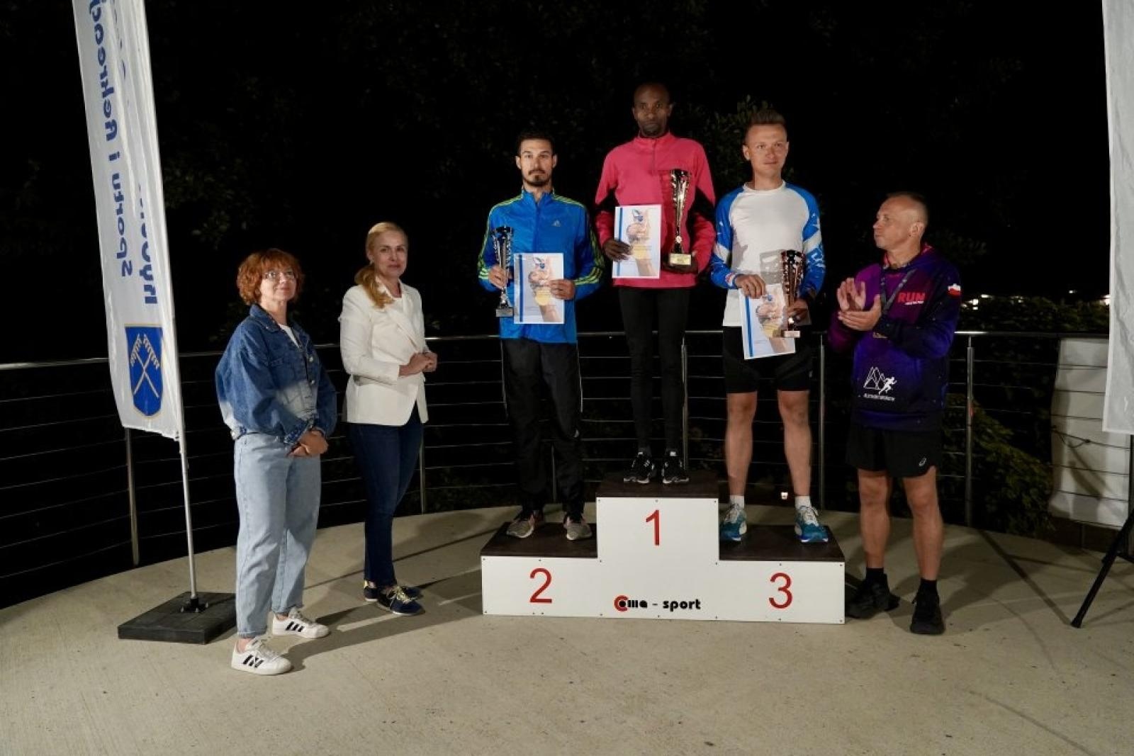 Zdjęcie w galerii na portalu naszwodzislaw.com: Noc pełna sportowych emocji. XXXII Ogólnopolski Bieg Uliczny w Rydułtowach przeszedł do historii [FOTO] wiadomości z regionu