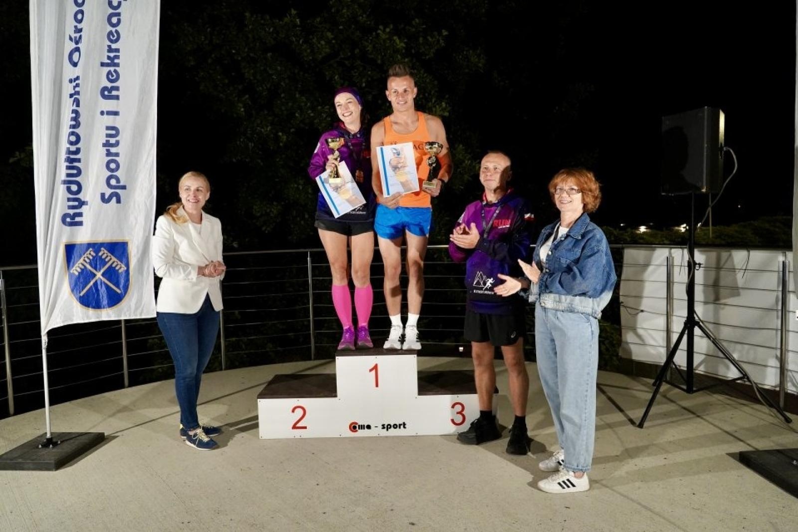 Zdjęcie w galerii na portalu naszwodzislaw.com: Noc pełna sportowych emocji. XXXII Ogólnopolski Bieg Uliczny w Rydułtowach przeszedł do historii [FOTO] wiadomości z regionu