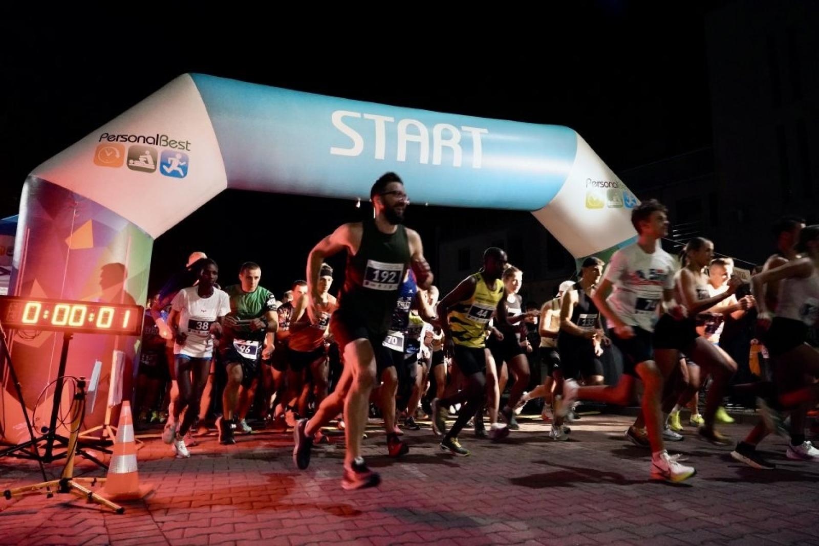 Zdjęcie w galerii na portalu naszwodzislaw.com: Noc pełna sportowych emocji. XXXII Ogólnopolski Bieg Uliczny w Rydułtowach przeszedł do historii [FOTO] wiadomości z regionu