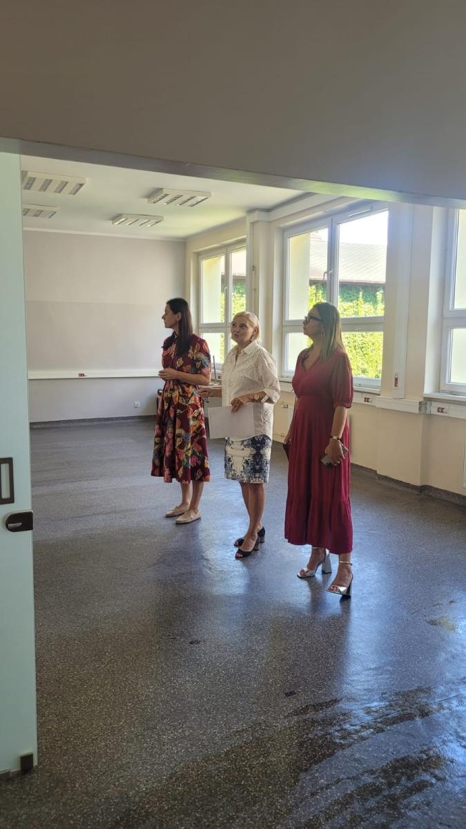 Zdjęcie w galerii na portalu naszwodzislaw.com: Gospodarska wizyta w powiatowych szkołach. Już niebawem pierwszy dzwonek wiadomości z regionu