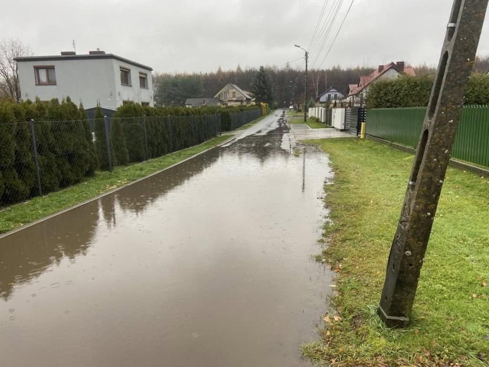 Zdjęcie w galerii na portalu naszwodzislaw.com: Skończą się kłopoty z odwodnieniem ulicy Grodzisko. Co z innymi problemami? wiadomości z regionu