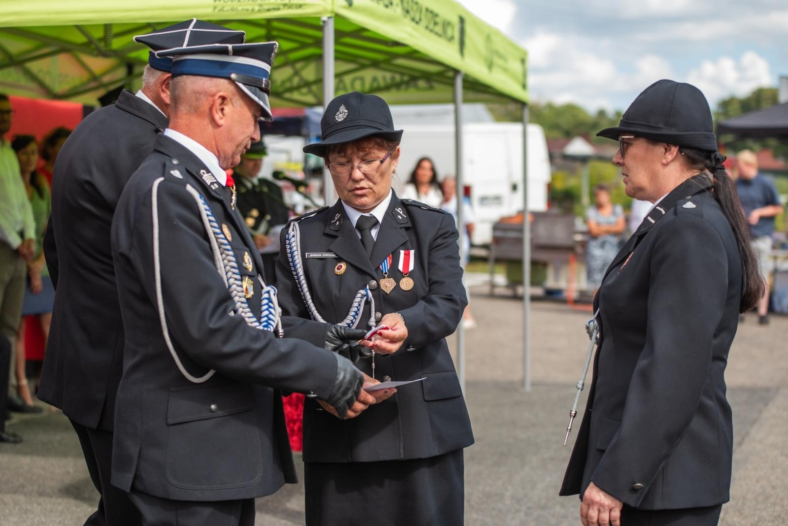 Zdjęcie w galerii na portalu naszwodzislaw.com: Jubileusz 90-lecia OSP Zawada. Strażacka tradycja i wspólne świętowanie [FOTO] wiadomości z regionu
