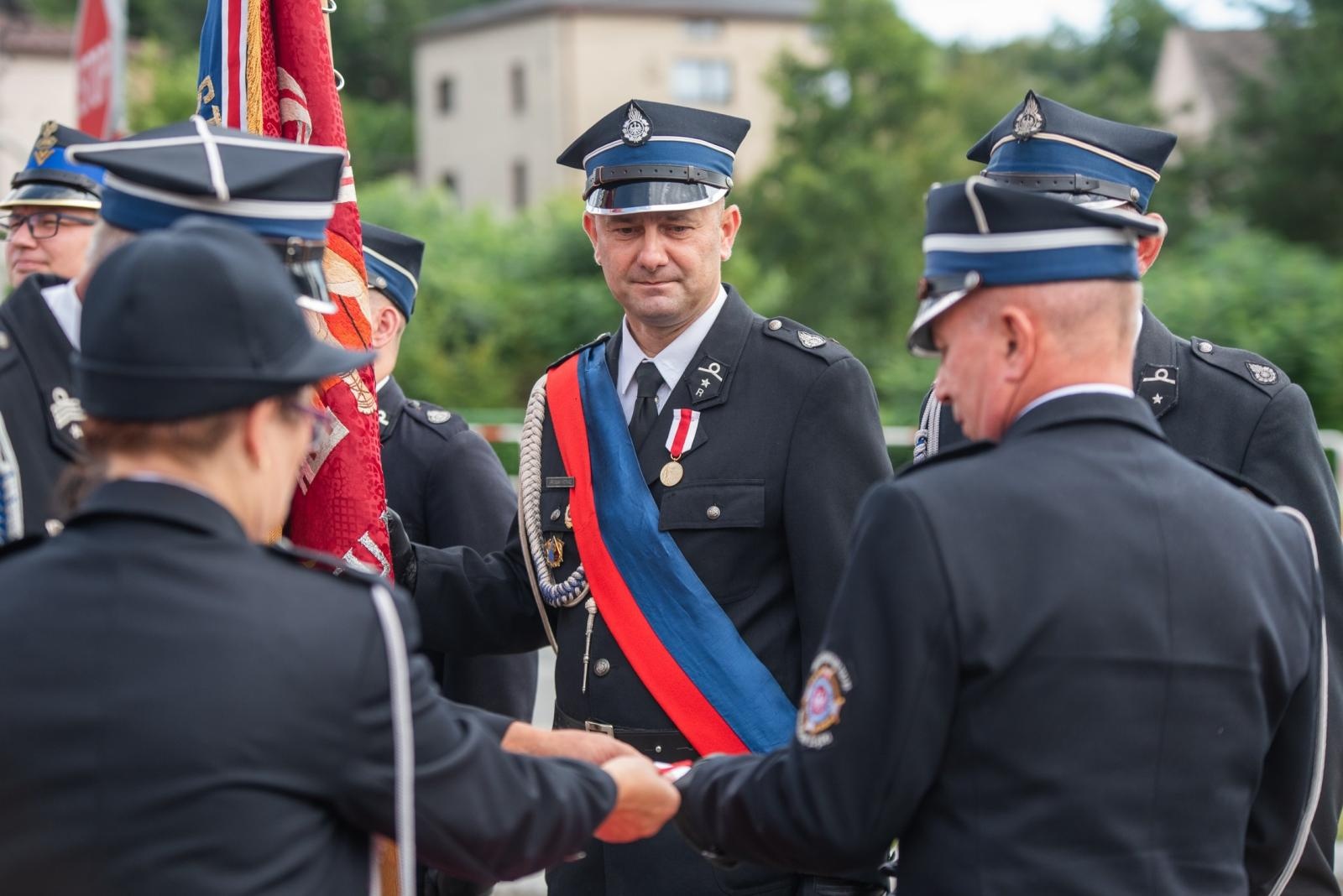 Zdjęcie w galerii na portalu naszwodzislaw.com: Jubileusz 90-lecia OSP Zawada. Strażacka tradycja i wspólne świętowanie [FOTO] wiadomości z regionu