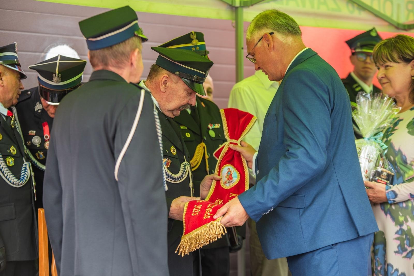 Zdjęcie w galerii na portalu naszwodzislaw.com: Jubileusz 90-lecia OSP Zawada. Strażacka tradycja i wspólne świętowanie [FOTO] wiadomości z regionu