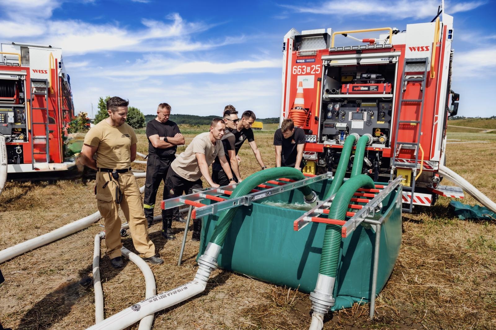 Zdjęcie w galerii na portalu naszwodzislaw.com: Ćwiczenia strażaków z powiatu wodzisławskiego na zbiorniku Racibórz Dolny wiadomości z regionu