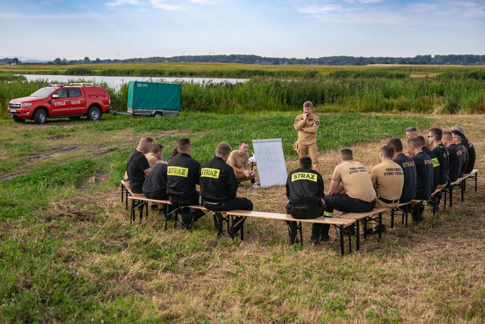 Zdjęcie w galerii na portalu naszwodzislaw.com: Ćwiczenia strażaków z powiatu wodzisławskiego na zbiorniku Racibórz Dolny wiadomości z regionu