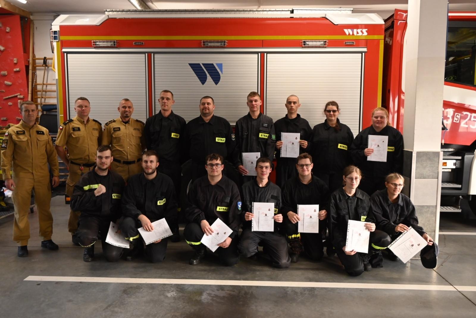 Zdjęcie w galerii na portalu naszwodzislaw.com: Trzynastu nowych strażaków ratowników w powiatowych OSP wiadomości z regionu