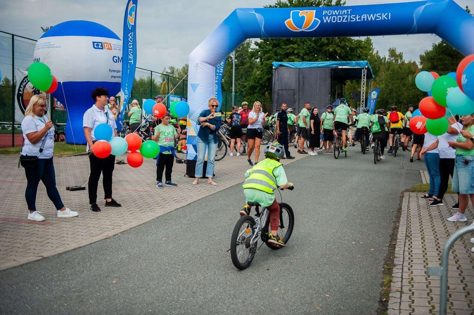 Zdjęcie w galerii na portalu naszwodzislaw.com: 840 rowerzystów na XXV Powiatowym Rajdzie Rowerowym wiadomości z regionu
