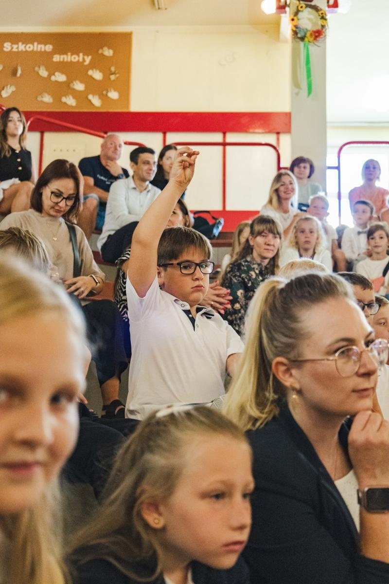 Zdjęcie w galerii na portalu naszwodzislaw.com: Wodzisław Śląski: Czterystu pierwszaków odebrało tyty [FOTO] wiadomości z regionu