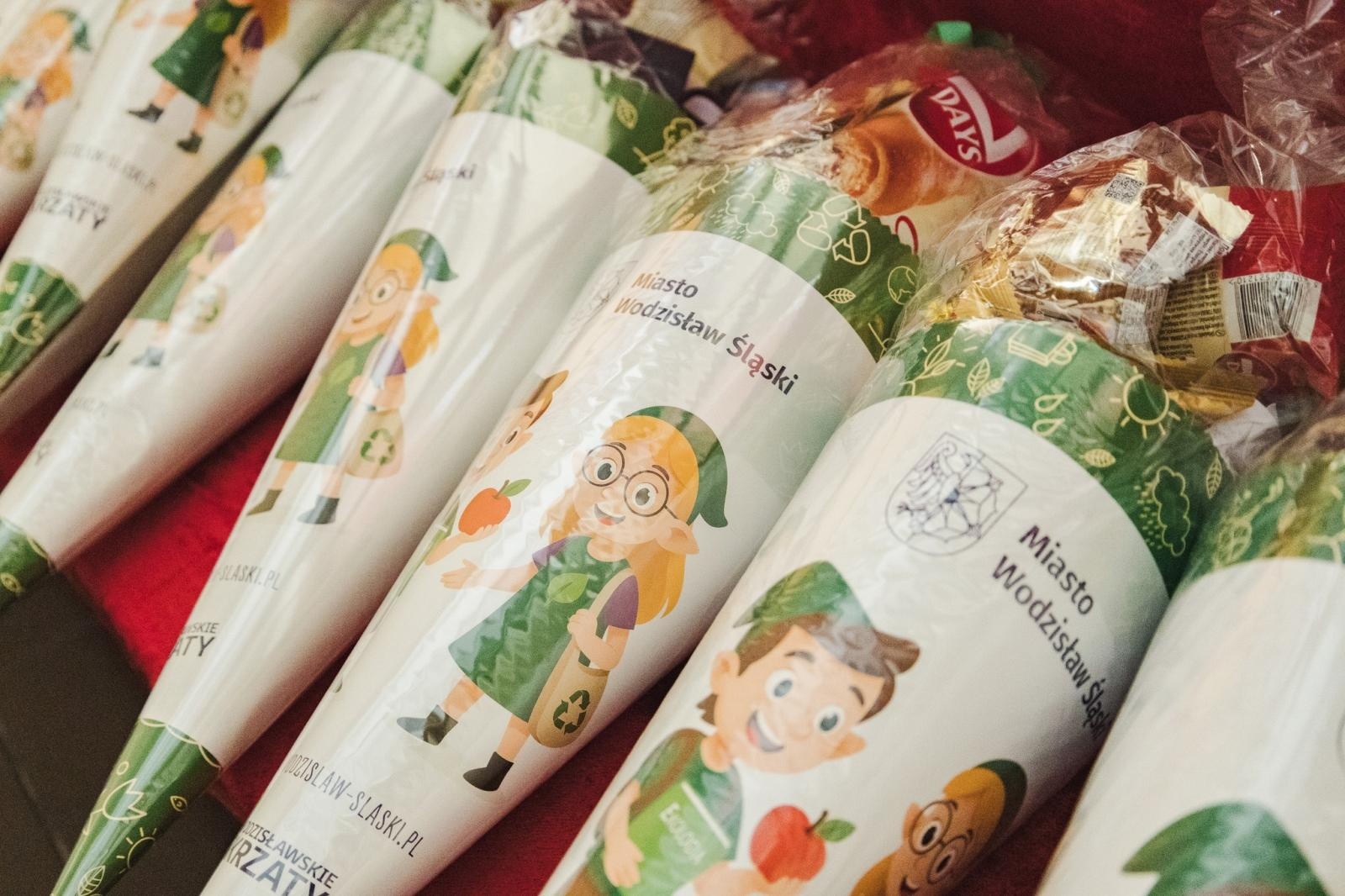 Zdjęcie w galerii na portalu naszwodzislaw.com: Wodzisław Śląski: Czterystu pierwszaków odebrało tyty [FOTO] wiadomości z regionu