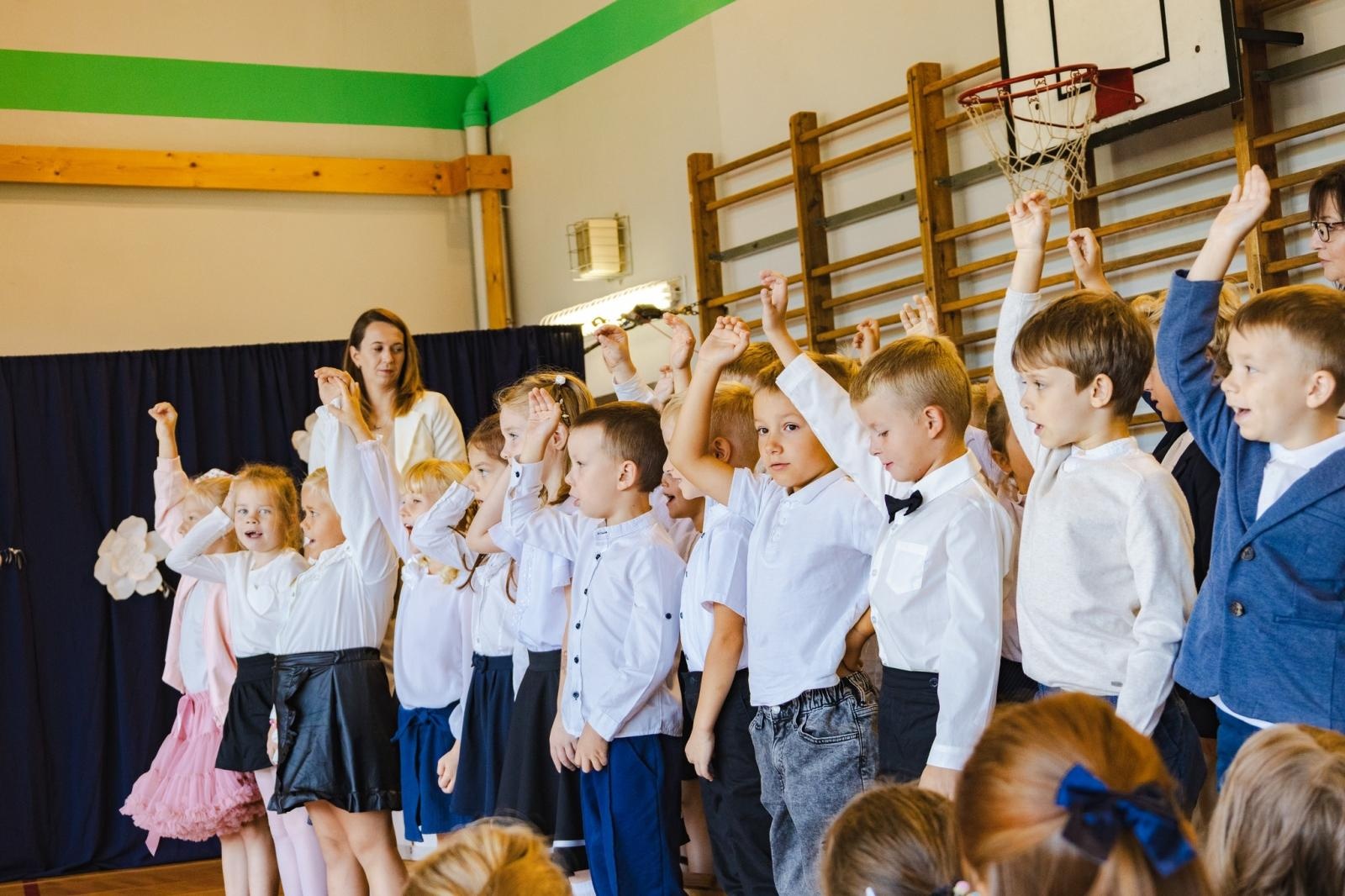 Zdjęcie w galerii na portalu naszwodzislaw.com: Wodzisław Śląski: Czterystu pierwszaków odebrało tyty [FOTO] wiadomości z regionu