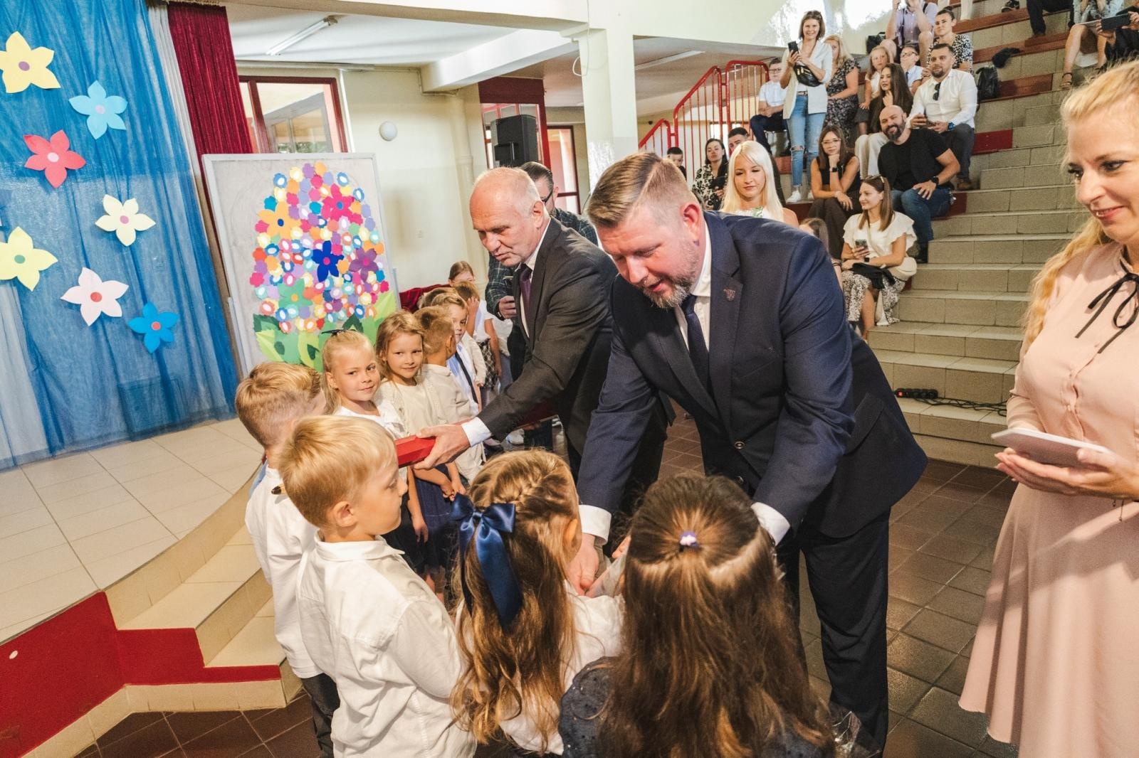 Zdjęcie w galerii na portalu naszwodzislaw.com: Wodzisław Śląski: Czterystu pierwszaków odebrało tyty [FOTO] wiadomości z regionu