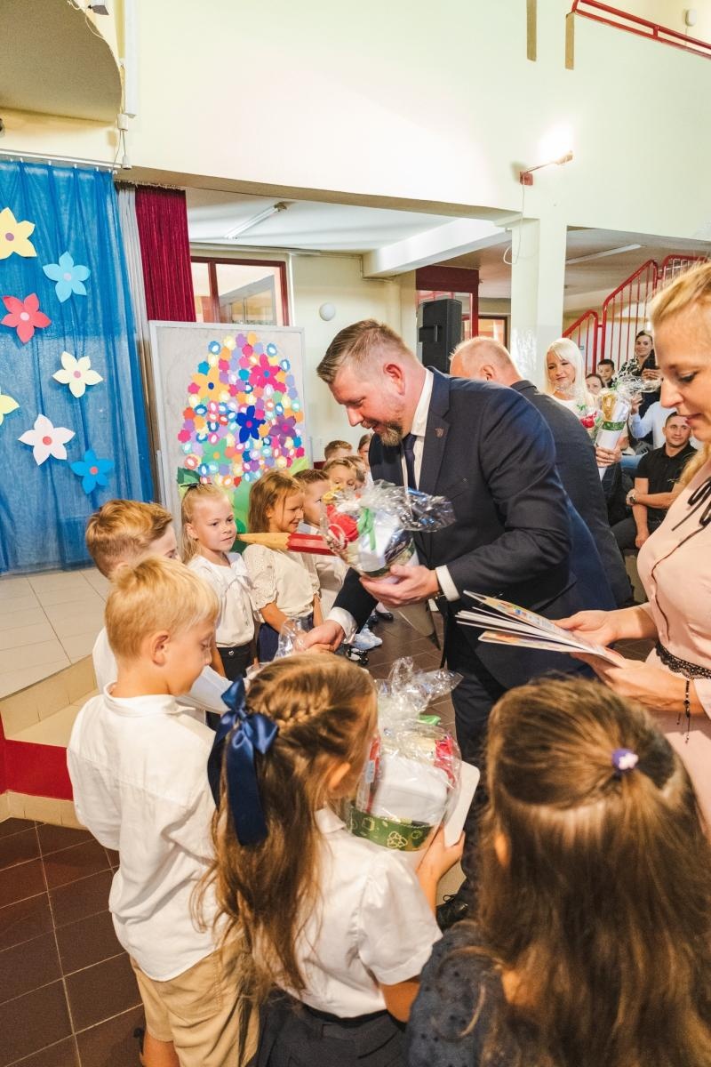 Zdjęcie w galerii na portalu naszwodzislaw.com: Wodzisław Śląski: Czterystu pierwszaków odebrało tyty [FOTO] wiadomości z regionu